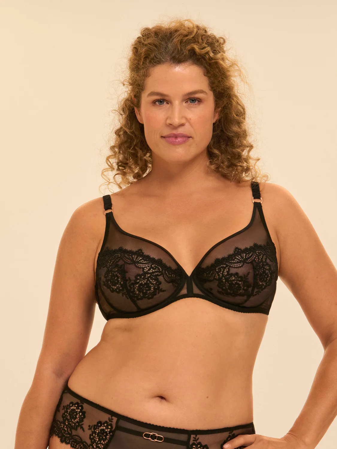 Soutien-gorge avec armature décolleté plongeant - Noir - Image 7