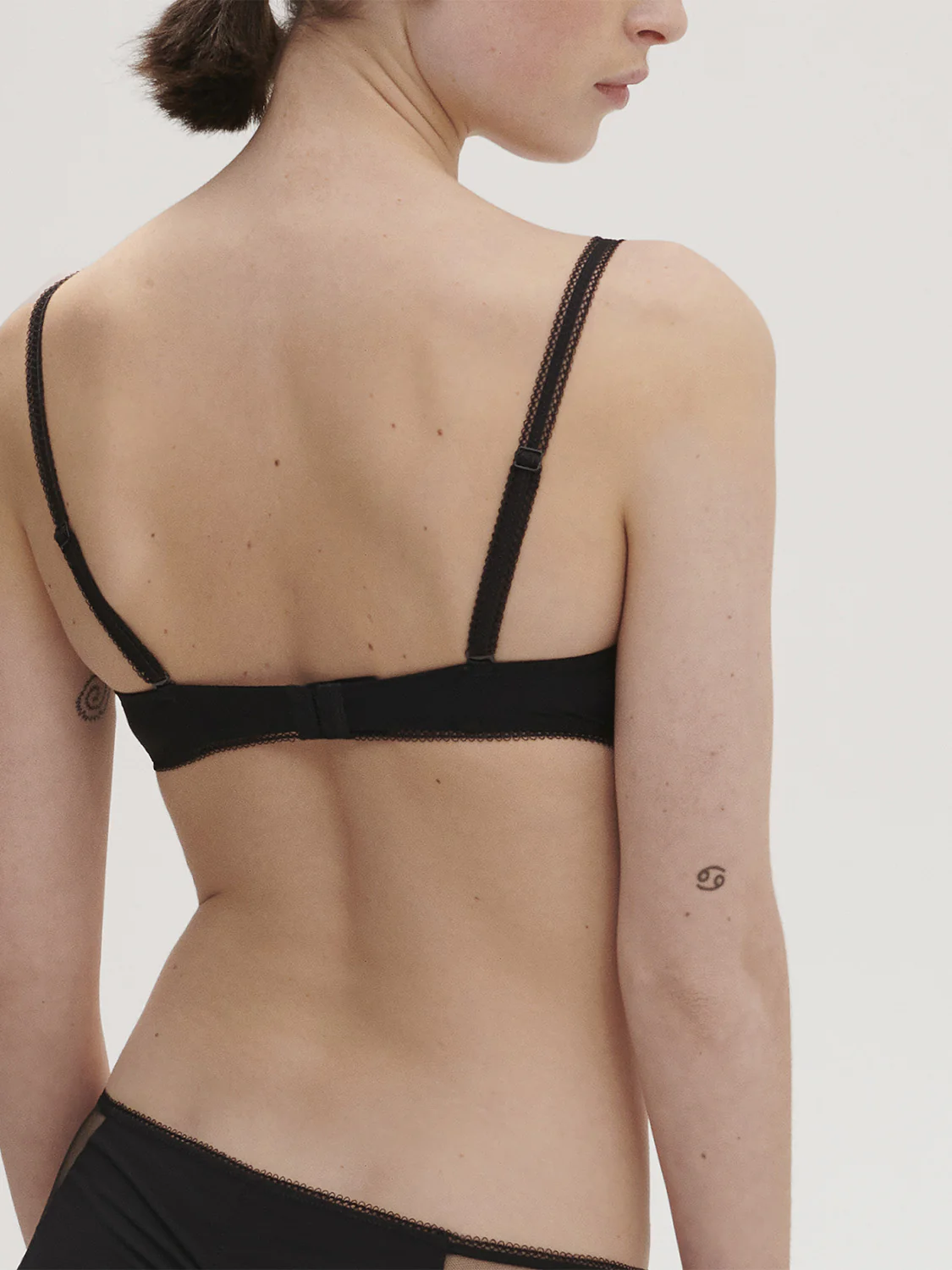 Soutien-gorge avec armatures décolleté plongeant - Noir - Image 2