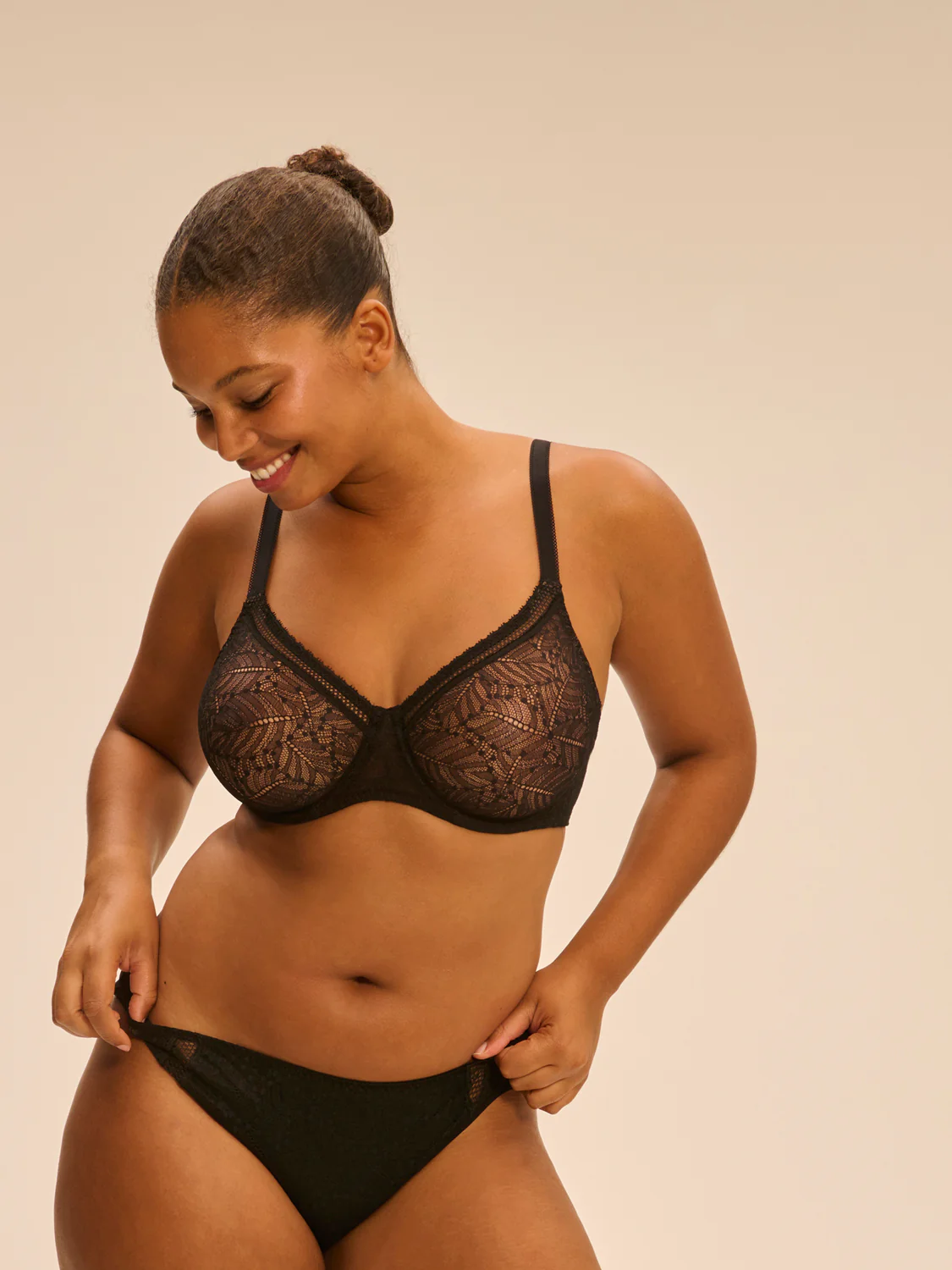 Soutien-gorge avec armatures moulé décolleté plongeant - Noir - Image 6