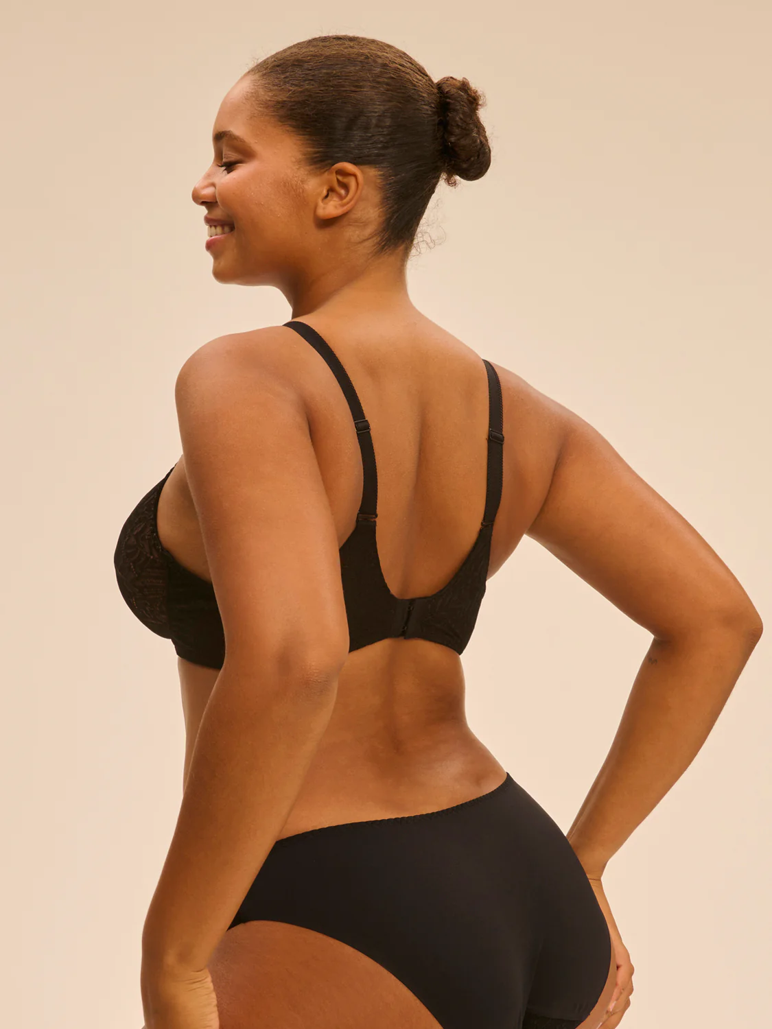 Soutien-gorge avec armatures moulé décolleté plongeant - Noir - Image 7