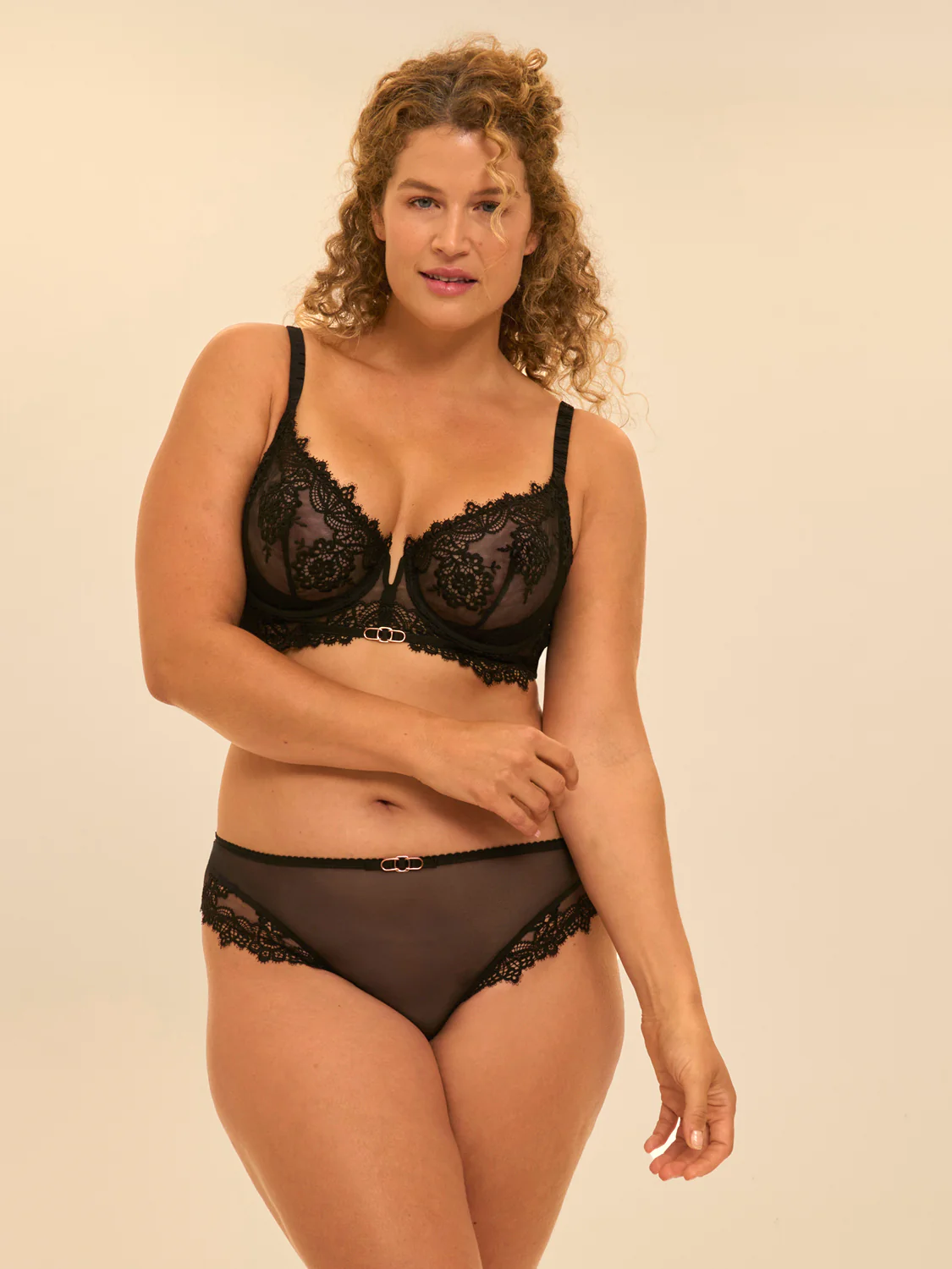 Soutien-gorge plongeant demi-mousse - Noir - Image 4