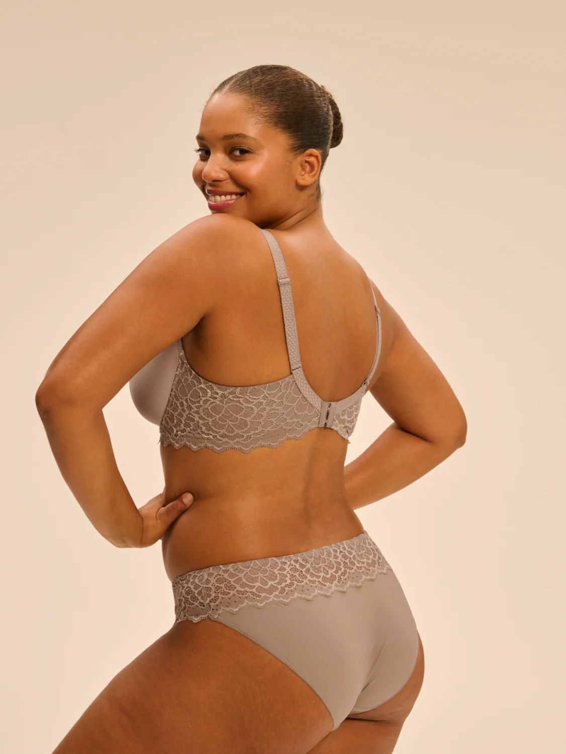 Soutien-gorge spacer décolleté plongeant - Grège - Image 11
